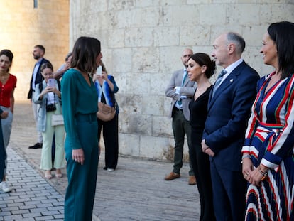 La ministra de Igualdad en funciones, Irene Montero (en el centro), conversa con la presidenta de las Cortes de Aragón, Marta Fernández, tercera por la derecha.