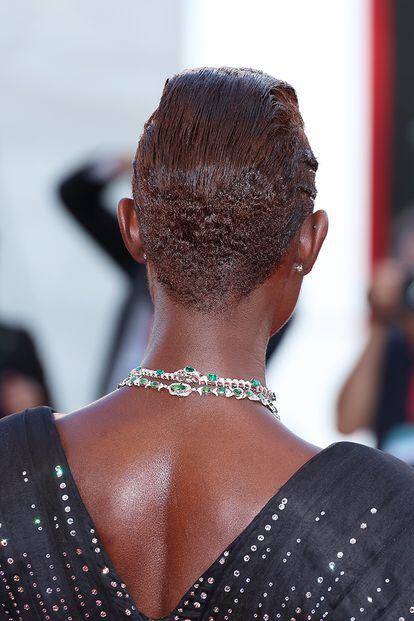 Detalle del escote en la espalda y el peinado con el que Turner-Smith completó su look de Gucci.