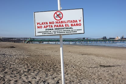 Una señal de advertencia a los bañistas en la playa de Ventanas, en Puchuncaví, cerca de los gasoductos de las empresas.