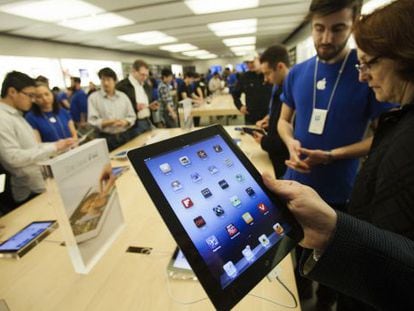 Un cliente prueba el nuevo iPad en una tienda en Toronto (Canad&aacute;).