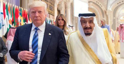 Donald Trump y el rey de Arabia Saud&iacute;, Salm&aacute;n bin Abdulaziz, el domingo en Riad.
