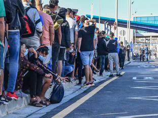 Larga cola de migrantes para pedir cita en la oficina de asilo en la frontera de El Tarajal (Ceuta), el miércoles.