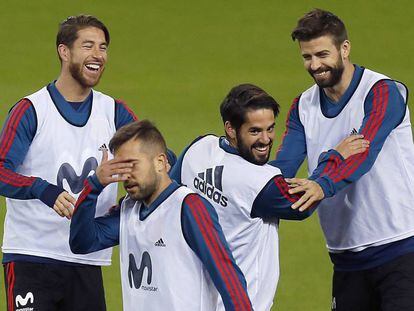 Isco bromea con Ramos y Piqué.