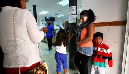 Inmigrants a la sala d'espera d'un centre mèdic.
