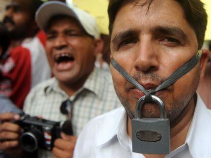Periodistas paquistan&iacute;es protestan en Karachi por el asesinato de Saleem Shahzad en 2010.