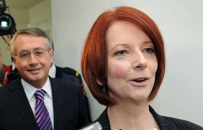 Julia Gillard, la nueva primer ministro laborista de Australia, seguida de su viceprimer ministro, Wayne Swan.