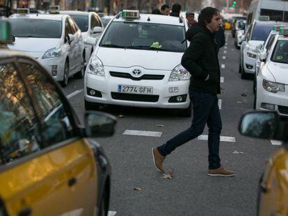 Taxis bloquean la Gran Via de Barcelona en la última huelga del sector.