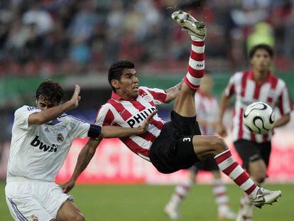Salcido intenta despejar el balón ante Raúl.