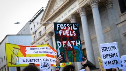 Centenares de manifestantes protestan frente al Congreso por la dependencia de los combustibles fósiles, este viernes en Madrid.