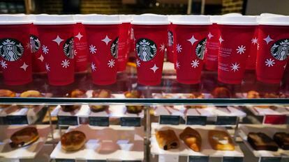 Qué es la rebelión del vaso rojo que este jueves sacude a cientos de  cafeterías de Starbucks