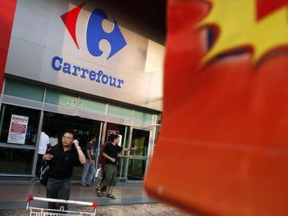 Clientes saliendo de un establecimiento de Carrefour. 