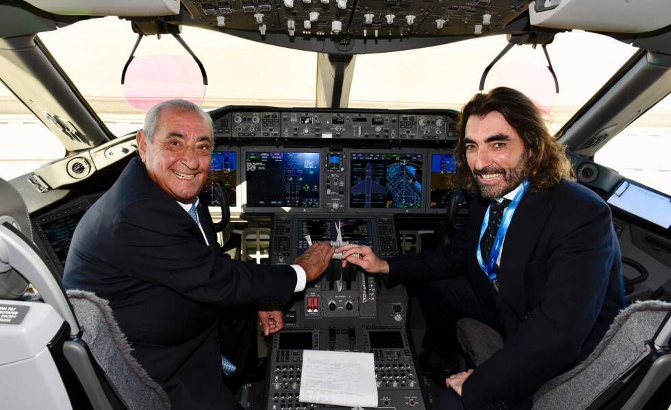 Juan José Hidalgo y su hijo Javier, en 2018, en la presentación del avión Boeing 787 Dreamliner.