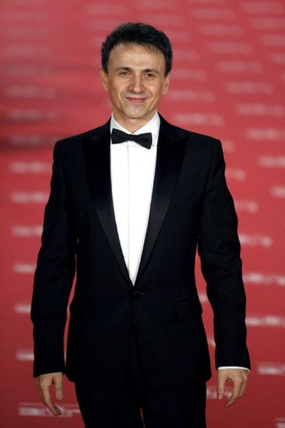 El humorista José Mota, de uno de los candidatos en la categoría de actor revelación por su trabajo en la película 'La chispa de la vida', a su llegada a la gala de los XXVI Premios Goya, en los que lució esmoquin de Dsquared 2.