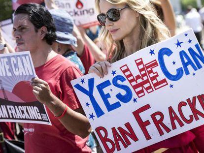 La actriz Daryl Hannah durante una protesta en contra del &#039;fracking&#039; frente a la Casa Blanca el 22 de agosto.