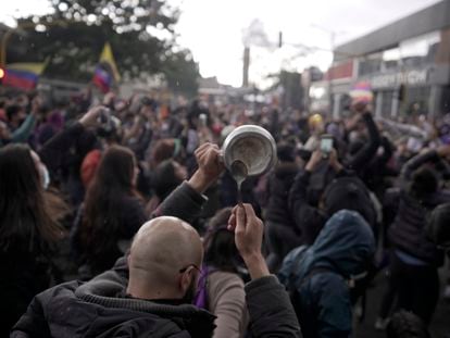 Un hombre en Bogotá golpea un cazo de metal durante las protestas contra el gobierno de Duque, en mayo de 2021.