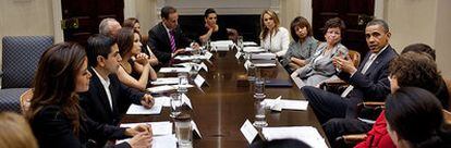 El presidente de EE UU, Barack Obama, durante la reunión que mantuvo ayer con personalidades latinoamericanas, entre las que se encontraba la actriz Eva Longoria y el productor Emilio Estefan.