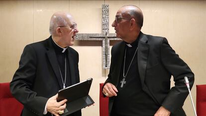 Carlos Osoro con Juan José Omella, en la Asamblea Plenaria de la Conferencia Episcopal en Madrid el pasado 25 de abril.