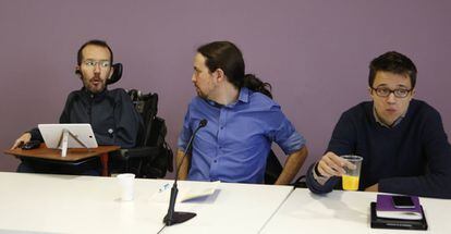 Pablo Echenique, Pablo Iglesias e Íñigo Errejón antes de la reunión.