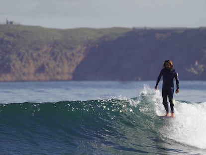 Un surfero en Salinas (Asturias).