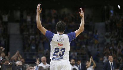 Llull celebra con el público una de sus canastas ante Oklahoma.