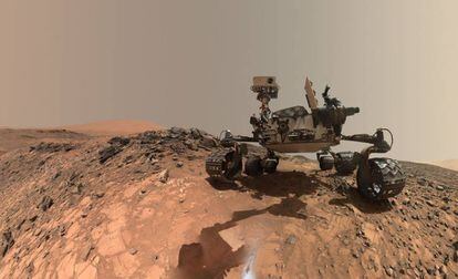 Este selfi de 'Curiosity' muestra al vehículo en el lugar desde el cual se quiere perforar una roca conocida como 'buckskin' (piel de ante) en el Monte Sharp.