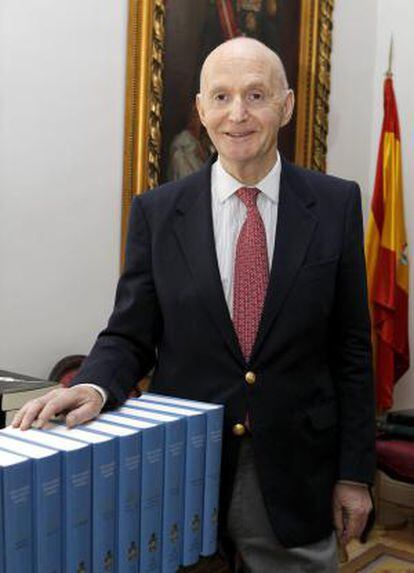 El director de la Real Academia de la Historia, Gonzalo Anes, posa junto a varios tomos del Diccionario Biográfico Español.