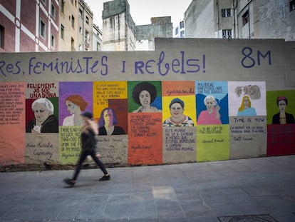 Un mural sobre el 8-M al carrer Bòria de Barcelona