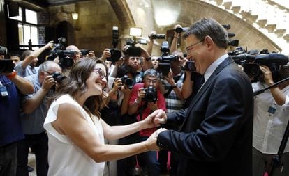 Mónica Oltra y Ximo Puig tras anunciar el Gobierno valenciano 'mestizo' en junio de 2015.