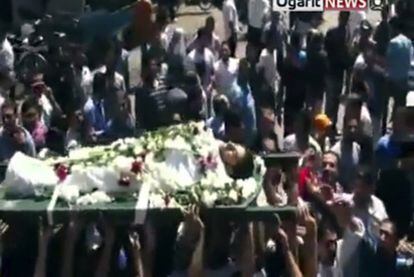 Funeral de uno de los muertos por la represión en Homs, en una imagen de videoaficionado proporcionada por Ugarit News.
