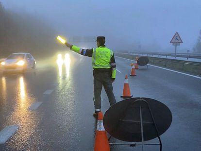 Un guardia civil desvía a los vehículos el pasado lunes en la A-52, en Galicia.