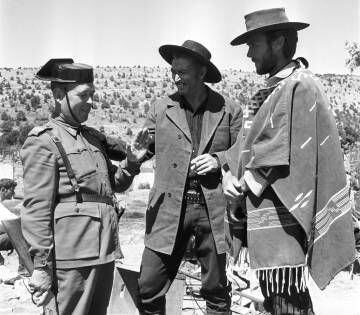 Eastwood y Van Cleef, charlan con un guardia civil en un descanso del rodaje.