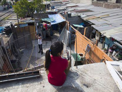La joven Jazmín, en el techo de su casa de Ecatepec, frente las vías por las que pasa La Bestia.