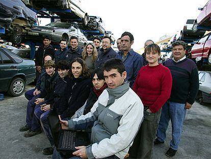 Los empleados de Desguaces Valdizarbe, con Efrén Núñez al frente.