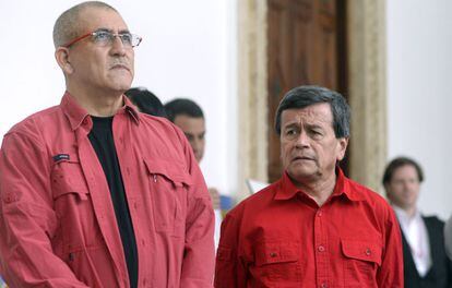 Los guerrilleros del ELN Antonio Garcia y Pablo Beltran, a su llegada a la mesa de negociaci&oacute;n en Caccas.