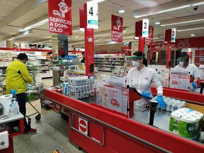 Varias personas trabajan en un supermercado de Sevilla, el pasado 10 de febrero.