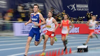 Jakob Ingebrigtsen acelera por delante de Lewandowski y Jesús Gómez.
