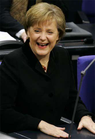 Angela Merkel sonríe tras ser designada canciller en el Parlamento de Berlín.