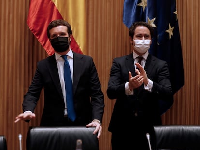 A la izquierda, el líder del Partido Popular, Pablo Casado, acompañado por el diputado Teodoro García Egea, antes de presidir la reunión de los grupos parlamentarios, este lunes.