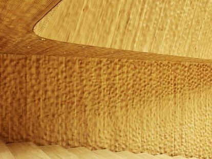 Las paredes de la Sala Peque&ntilde;a, dise&ntilde;adas por Yasuhisa Toyota, est&aacute;n recubiertas por paneles de madera.