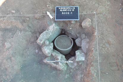 Enterramiento íbero de Alarcos, con la vasija que guarda las cenizas del fallecido.