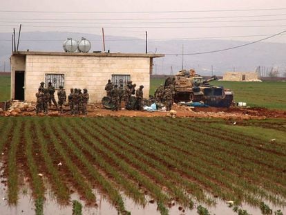 Militares turcos, ayer, en las afueras del pueblo de Al Jinah, en la provincia de Alepo