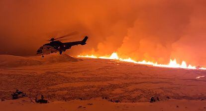 Un helicóptero de la Guardia Costera sobrevuela la erupción volcánica en la península islandesa de Reykjanes.