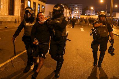 Un manifestante es detenido por agentes de la policía durante las protestas en Lima, el domingo. 