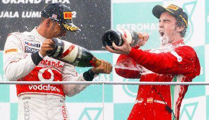  Alonso celebra su victoria  junto a Lewis Hamilton