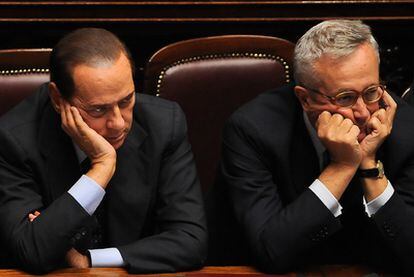 El primer ministro italiano, Silvio Berlusconi, y su ministro de Economía, Giulio Tremonti, durante una sesión del Parlamento en septiembre de 2010.