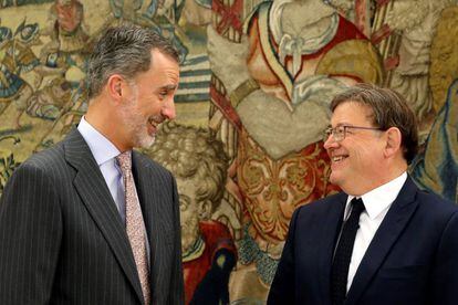 El Rey y el presidente valenciano, Ximo Puig, en el palacio de la Zarzuela.