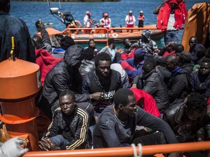 Un grupo de migrantes, a su llegada este viernes a las costas de Tarifa, España. 