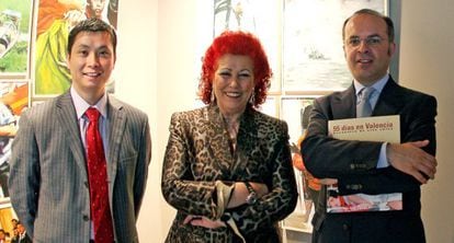 Gao Ping, presidente de Iberia Center ahora detenido, Consuelo Ciscar, directora del IVAM, y Rafael Sierra, comisario de la muestra '55 en Valencia', que se exhibió en el museo en 2008