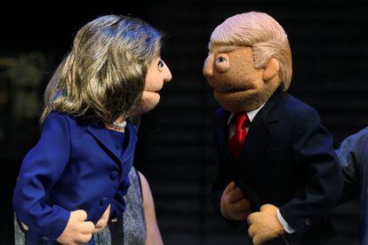 Debate entre dos muñecos caracterizados como Hillary Clinton y Donald Trump, candidatos a las elecciones presidenciales de 2016.