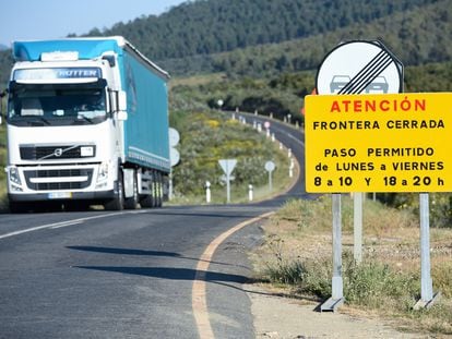 Un camión se aproxima a un punto fronterizo entre Portugal y España, en la localidad cacereña de Zarza la Mayor el 5 de abril.